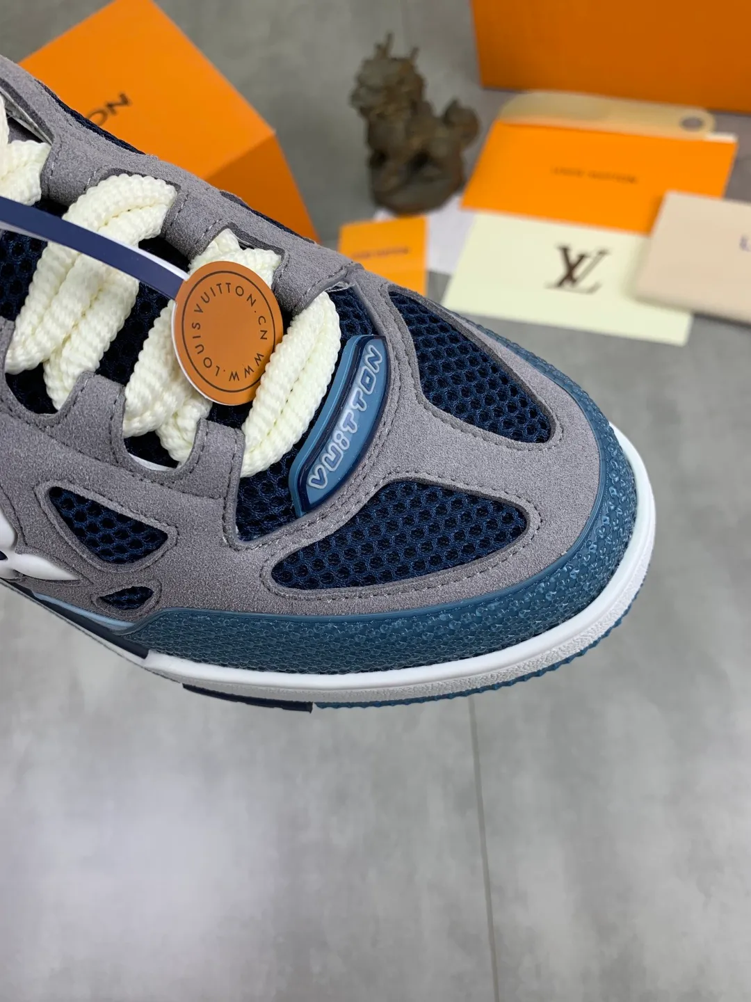 Men's Men's Shoes 💰P660 New The new LV TRAINER series of sneakers are on sale. This LV Trainer sneaker reinterprets Virgil Abloh's classics with nubuck and grained cow leather, and is decorated with Monogram flowers on the rubber outsole of the same color. A deformed Monogram flower occupies the sides, contrasting with the asymmetric Louis and Vuitton logos at the rear. The original version was designed by Virgil Abloh and was inspired by vintage basketball shoes. Featuring LV monograms on the tongue and upper, a scripted Louis Vuitton logo on the sides and a #54 logo on the rear, the rubber outsole features Monogram flowers and continues the comfort of an innovative gel outsole. Comes with original drawer box and complete packaging! Color: 3️⃣colors available
